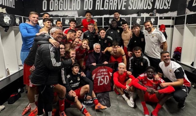 2-0锁定胜局！“狂人”穆里尼奥率本菲卡凯旋晋级八强，战术魅力再创辉煌