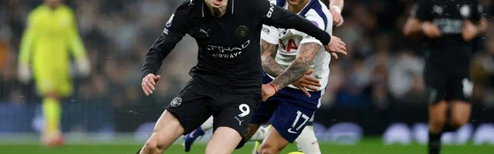 英超24轮悲喜夜！曼联重返前四，曼城维拉齐丢分，争冠格局再洗牌