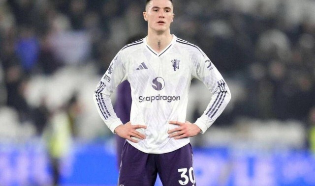 曼联一人被嘘离场恐失主力位置！卡里克考虑变阵，谢什科理应首发