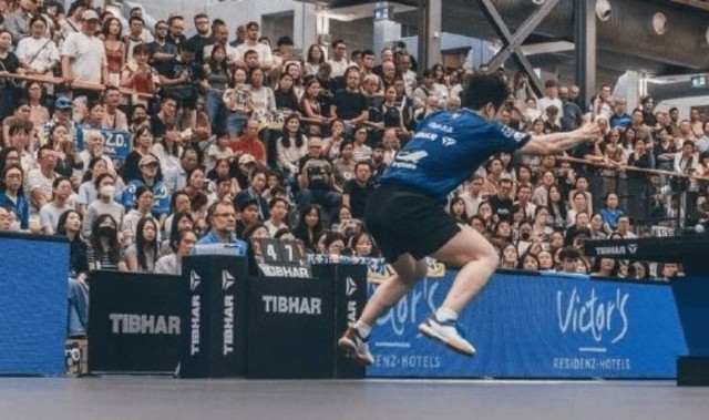 樊振东德甲比赛腾空爆冲，飞天大熊猫