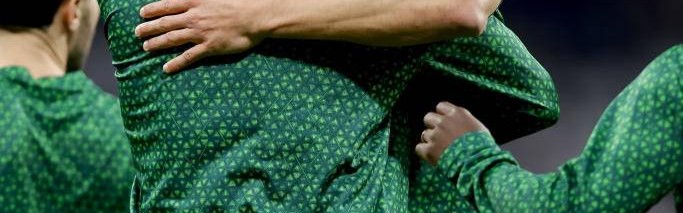 维尼修斯与哈维·阿隆索的“熊抱”：皇马内部矛盾的微妙信号