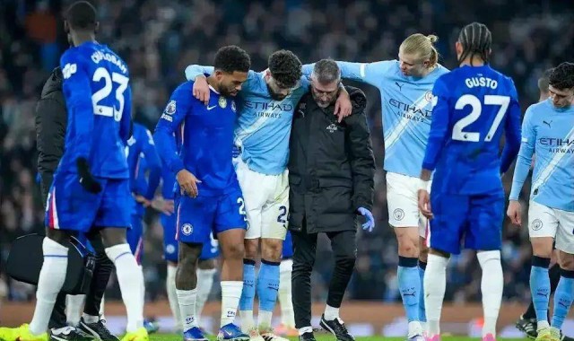 2大王牌同时报废！曼城后防崩盘惊现1条裂缝，瓜帅绝望了